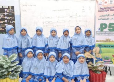Siswa Kelas 1 SDIT Al-Fityan Aceh Sulap Botol Bekas Jadi Pot Bunga Kreatif dalam Projek P5