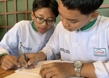 SMPIT Al-Fityan Kubu Raya Bekali Pengurus OSIS dengan Pelatihan Kepemimpinan dan Anti Perundungan
