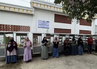 Dompet Sosial Al-Fityan Salurkan 10 Unit Gerobak Dagang untuk Warga Setu, Bekasi