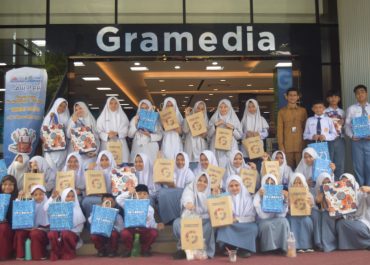 Al-Fityan School Aceh Berikan Kebahagiaan untuk 36 Siswa Yatim melalui Kegiatan Belanja Perlengkapan Sekolah