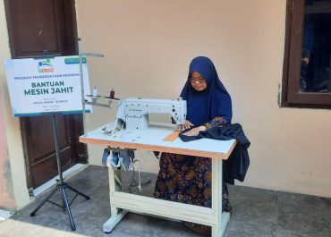 Dompet Sosial Al-Fityan Salurkan Bantuan Mesin Jahit untuk Warga Pasirangin, Cileungsi